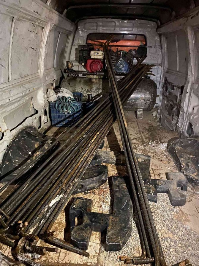 İnşaattan demir çalan hırsızların aracı kara saplandı