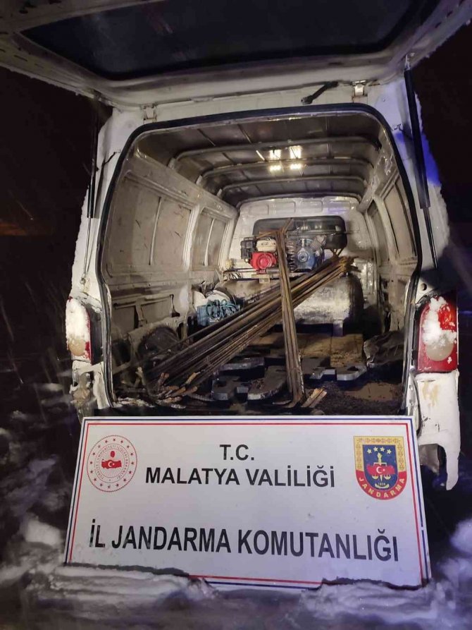 İnşaattan demir çalan hırsızların aracı kara saplandı