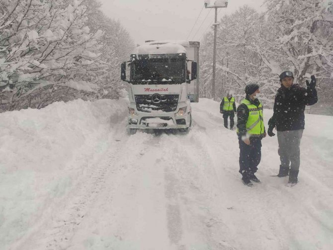 Jandarma ekipleri sürücülerin zincir takmasına yardım etti