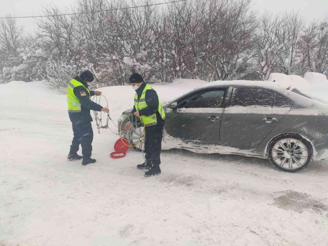 Jandarma ekipleri sürücülerin zincir takmasına yardım etti