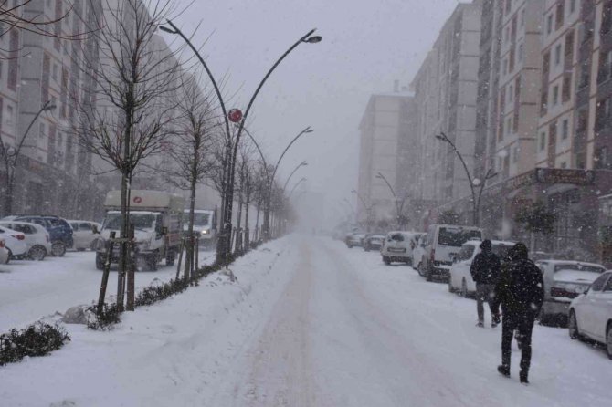 Kar kalınlığı 20 santime ulaştı, mahsur kalan 43 kişi kurtarıldı