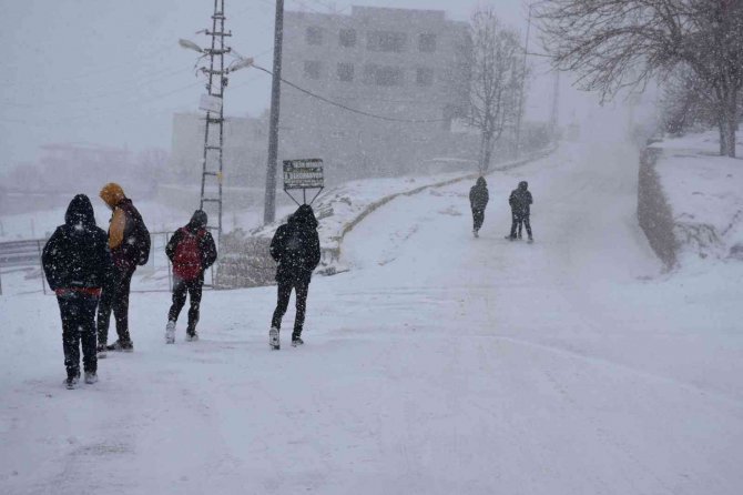 Kar kalınlığı 20 santime ulaştı, mahsur kalan 43 kişi kurtarıldı