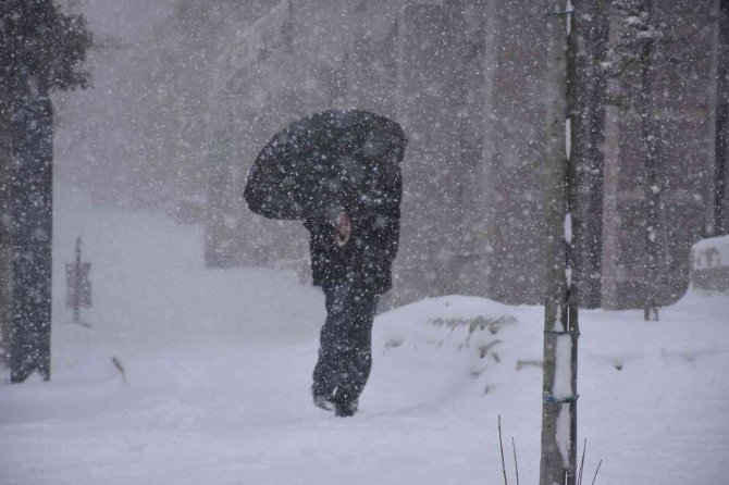 Kar kalınlığı 20 santime ulaştı, mahsur kalan 43 kişi kurtarıldı