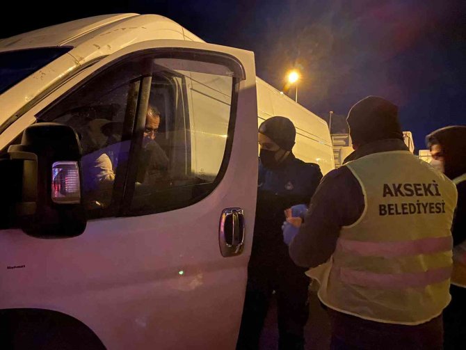 Kar ve tipi nedeniyle kapanan yolda kalan vatandaşlara Akseki belediyesi ikramda bulundu