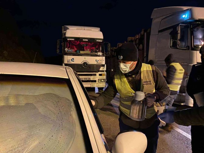 Kar ve tipi nedeniyle kapanan yolda kalan vatandaşlara Akseki belediyesi ikramda bulundu