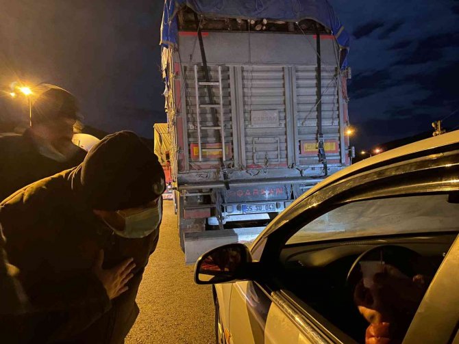 Kar ve tipi nedeniyle kapanan yolda kalan vatandaşlara Akseki belediyesi ikramda bulundu