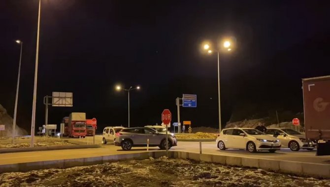 Kar ve tipi nedeniyle kapanan yolda kalan vatandaşlara Akseki belediyesi ikramda bulundu