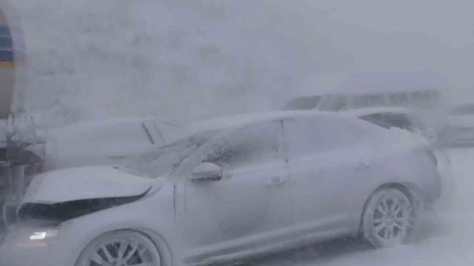 Kar yağışı nedeniyle zincirleme kaza: 1 ağır yaralı