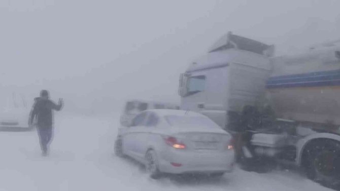 Kar yağışı nedeniyle zincirleme kaza: 1 ağır yaralı