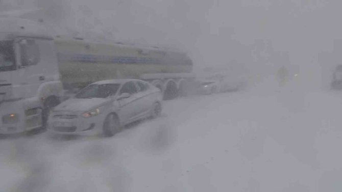 Kar yağışı nedeniyle zincirleme kaza: 1 ağır yaralı