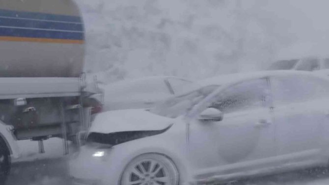 Kar yağışı nedeniyle zincirleme kaza: 1 ağır yaralı