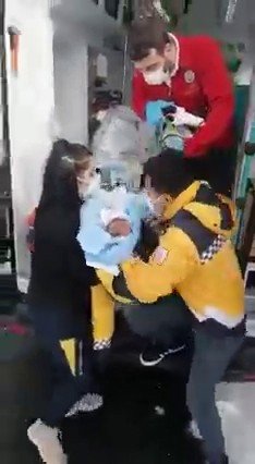 Karda mahsur kalan yeni doğan bebek için ambulans helikopter havalandı