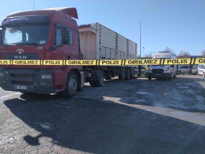 Konya’da tırın altında kalan yaya hayatını kaybetti