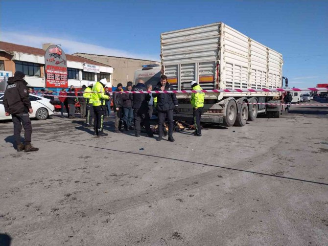 Konya’da tırın altında kalan yaya hayatını kaybetti