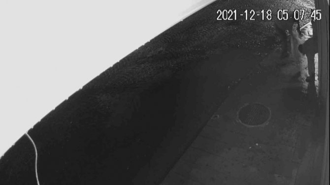 Kuyumcunun camını tabancayla kırıp 200 bin liralık altın çaldılar