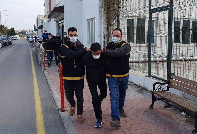 Kuyumcunun camını tabancayla kırıp 200 bin liralık altın çaldılar