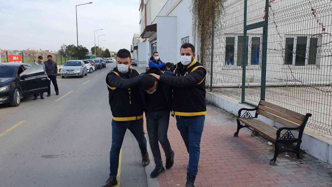 Kuyumcunun camını tabancayla kırıp 200 bin liralık altın çaldılar