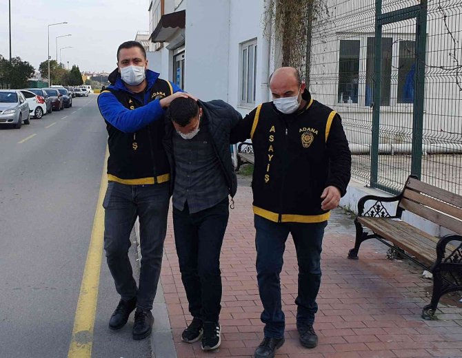 Kuyumcunun camını tabancayla kırıp 200 bin liralık altın çaldılar