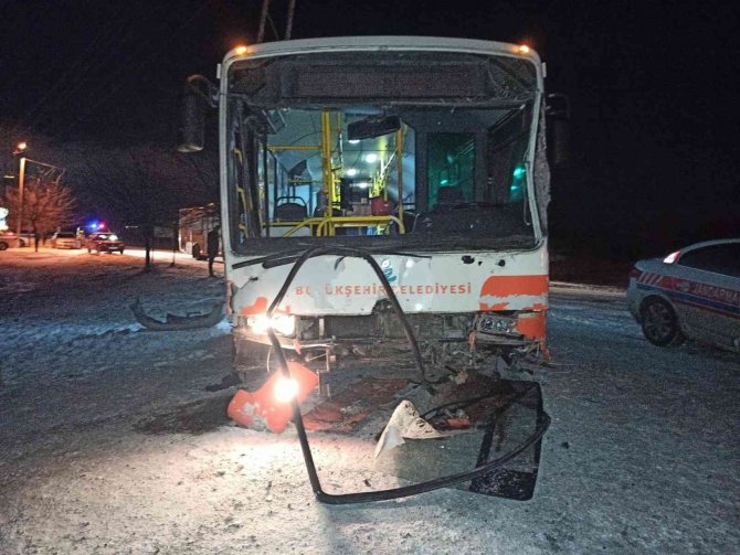 Otobüs ile çarpışan otomobildeki öğretmen ağır yaralandı