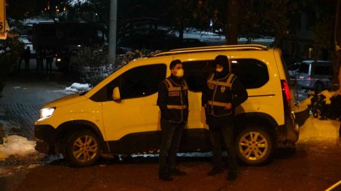 Rüşvet alırken yakalandığı iddia edilen danışman emniyette