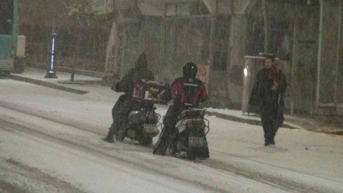 Şanlıurfa’da kar kimine eğlence kimine çile oldu