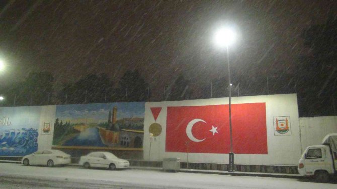 Şanlıurfa’da kar kimine eğlence kimine çile oldu