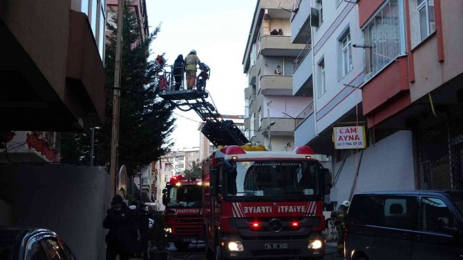 Yangın nedeniyle balkonda mahsur kaldı