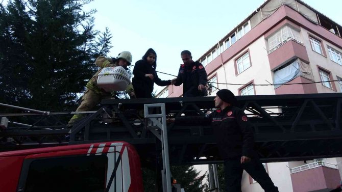 Yangın nedeniyle balkonda mahsur kaldı