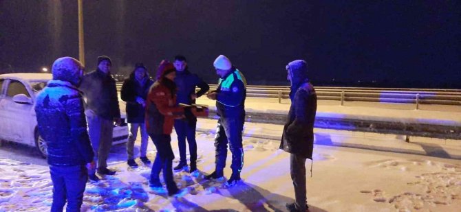 Yolda kalan vatandaşların yardımına Kızılay yetişti