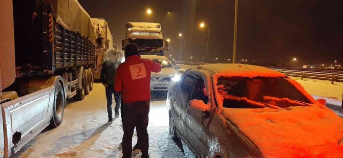 Yolda kalan vatandaşların yardımına Kızılay yetişti