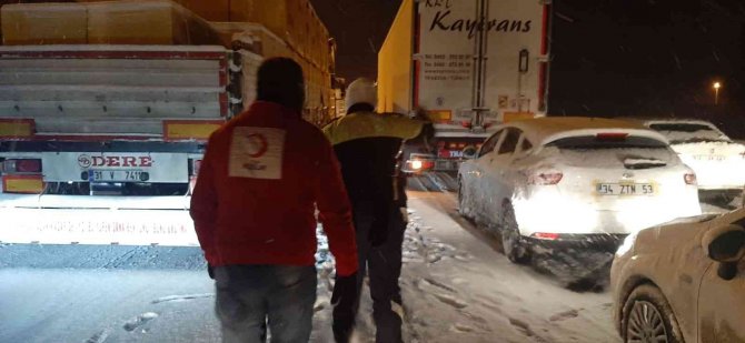 Yolda kalan vatandaşların yardımına Kızılay yetişti