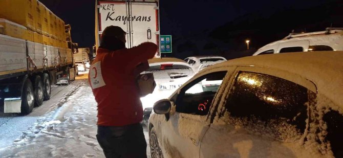 Yolda kalan vatandaşların yardımına Kızılay yetişti