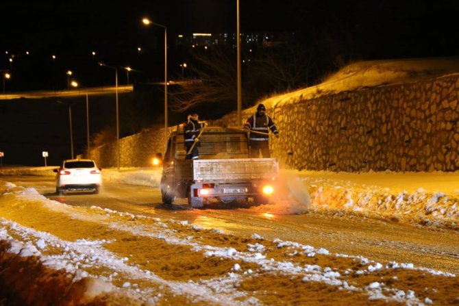 Adıyaman’da karla mücadele sürüyor