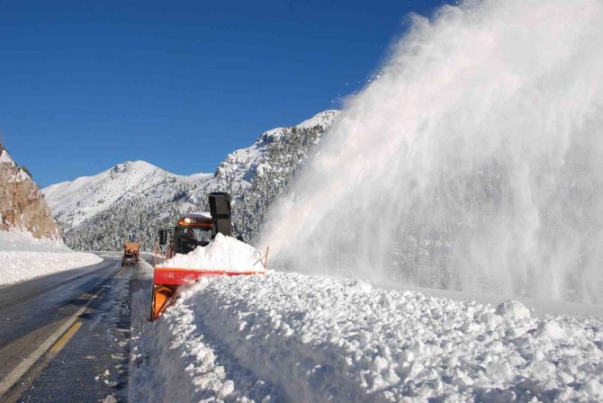 Antalya-Konya karayolunda kar kalınlığı 2 metreye yaklaştı