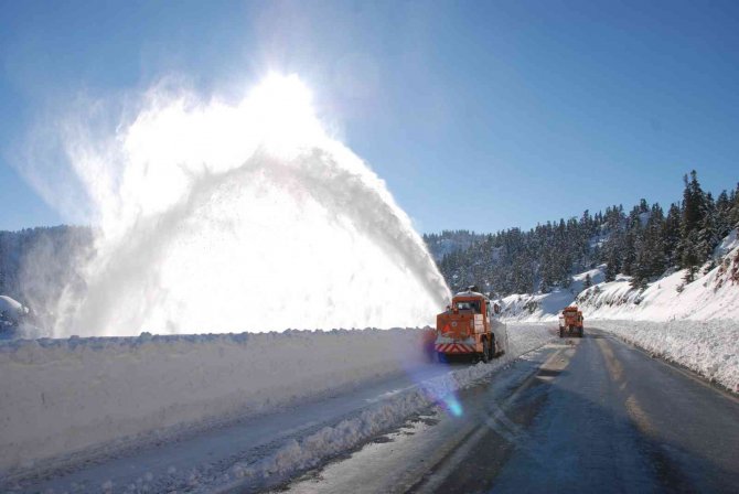 Antalya-Konya karayolunda kar kalınlığı 2 metreye yaklaştı