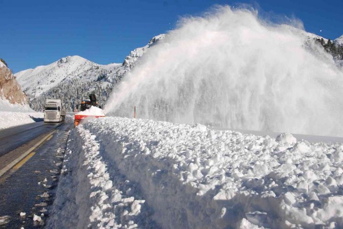Antalya-Konya karayolunda kar kalınlığı 2 metreye yaklaştı