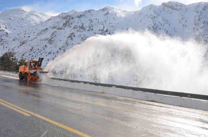 Antalya-Konya karayolunda kar kalınlığı 2 metreye yaklaştı