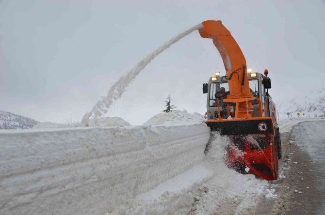 Antalya-Konya karayolunda kar kalınlığı 2 metreye yaklaştı