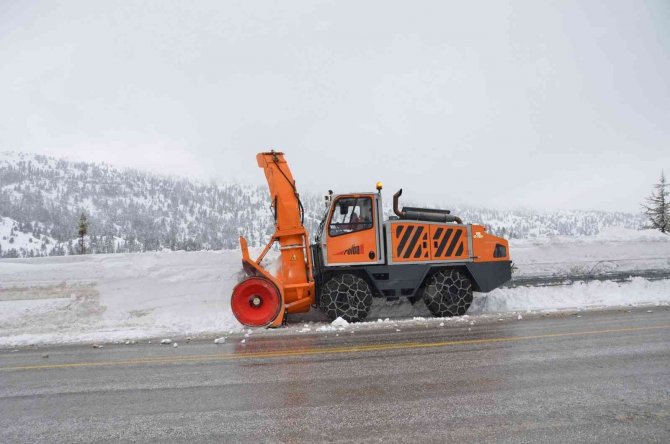 Antalya-Konya karayolunda kar kalınlığı 2 metreye yaklaştı