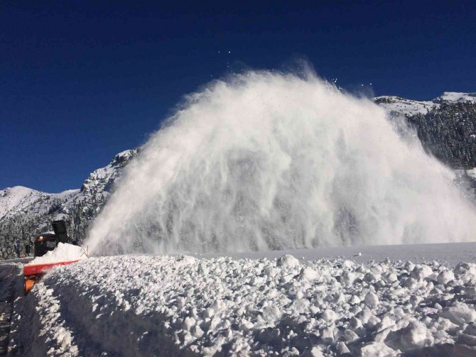 Antalya-Konya karayolunda kar kalınlığı 2 metreye yaklaştı