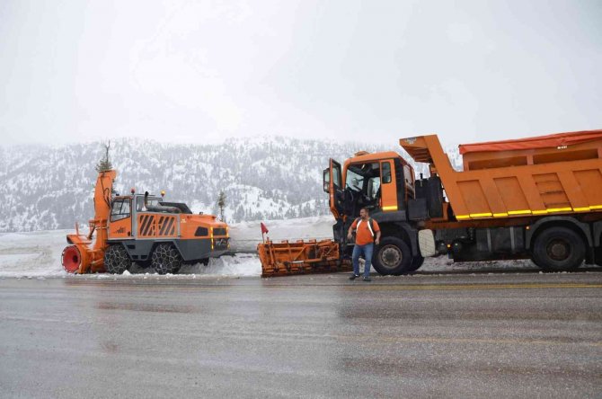 Antalya-Konya karayolunda kar kalınlığı 2 metreye yaklaştı