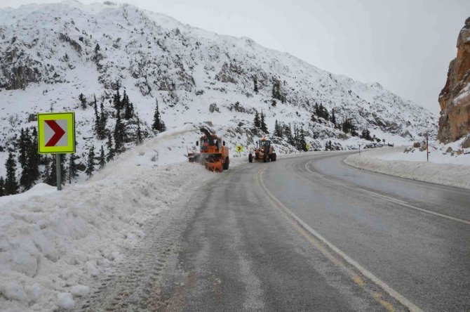 Antalya-Konya karayolunda kar kalınlığı 2 metreye yaklaştı