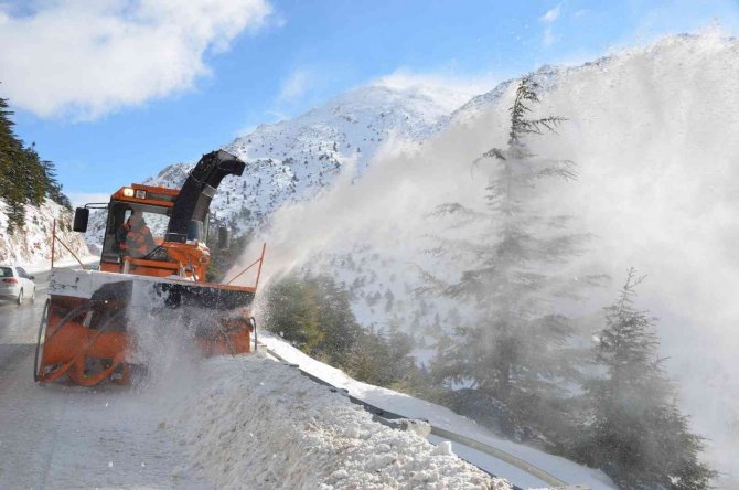 Antalya-Konya karayolunda kar kalınlığı 2 metreye yaklaştı
