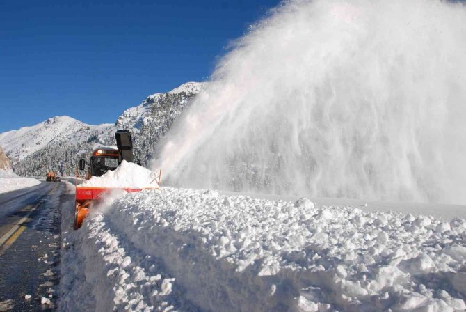 Antalya-Konya karayolunda kar kalınlığı 2 metreye yaklaştı
