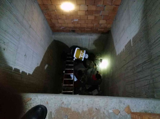 Asansör boşluğuna düşen 2 kişi kurtarıldı