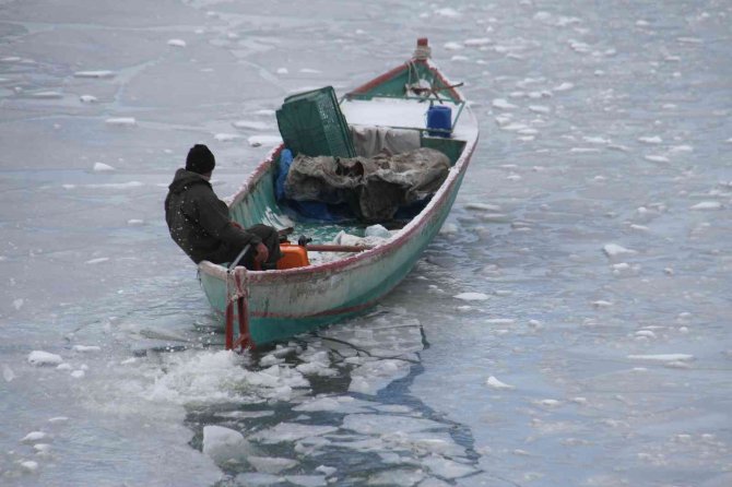 Balıkçıların zorlu ekmek mücadelesi sürüyor