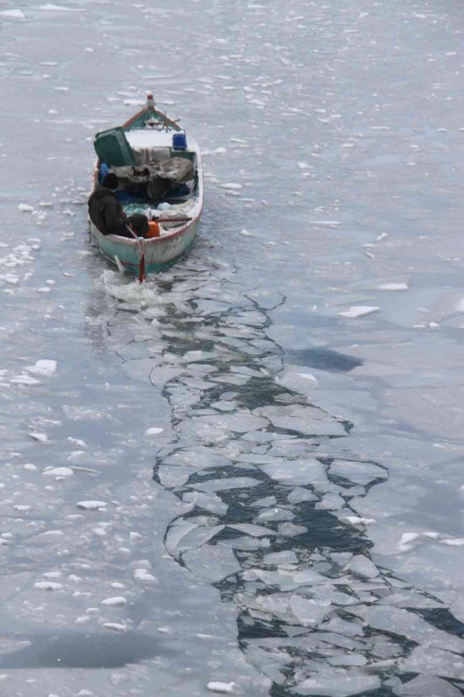 Balıkçıların zorlu ekmek mücadelesi sürüyor