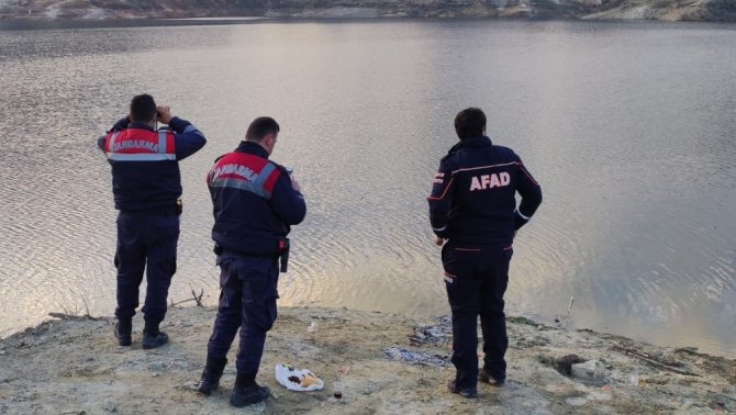Baraj yüzeyindeki ceset ihbarı ekipleri harekete geçirdi