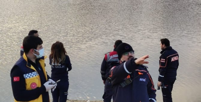 Baraj yüzeyindeki ceset ihbarı ekipleri harekete geçirdi
