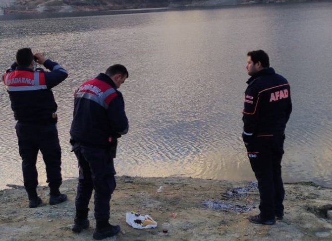 Baraj yüzeyindeki ceset ihbarı ekipleri harekete geçirdi
